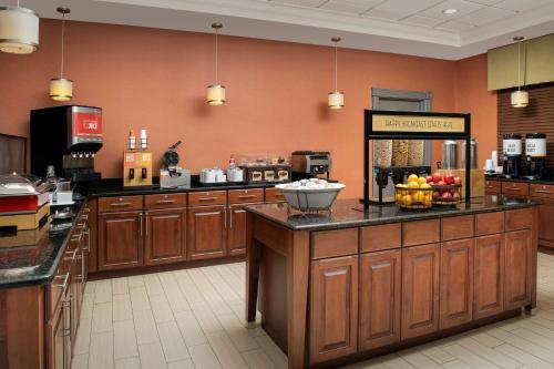 Hampton Inn College Park - image 2