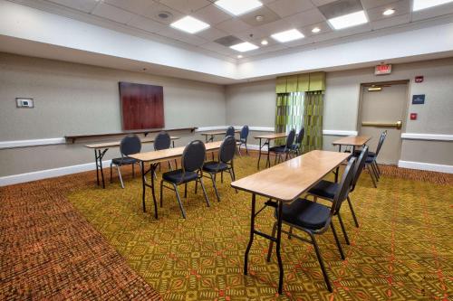 Hampton Inn College Park - image 14