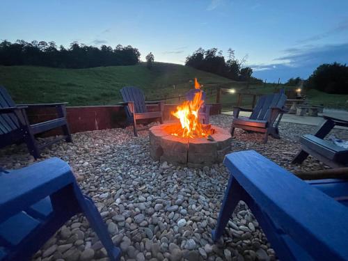 Cozy & Secluded Mountainside Retreat Game Room, WiFi, Hot Tub, Dogs OK in Sevierville, USA