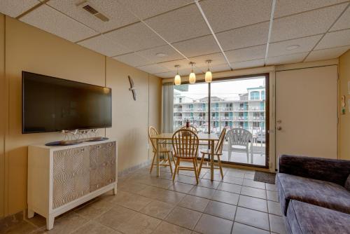 Cozy Oceanfront Condo with Pool and Beach Access! in Wildwood Crest, USA