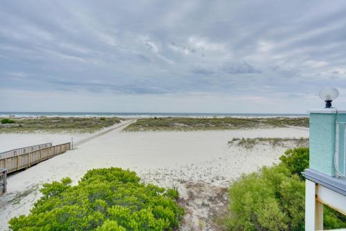 Cozy Oceanfront Condo with Pool and Beach Access! in Wildwood Crest, USA