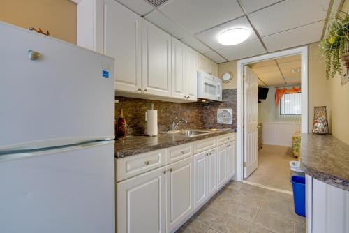 Cozy Oceanfront Condo with Pool and Beach Access! in Wildwood Crest, USA