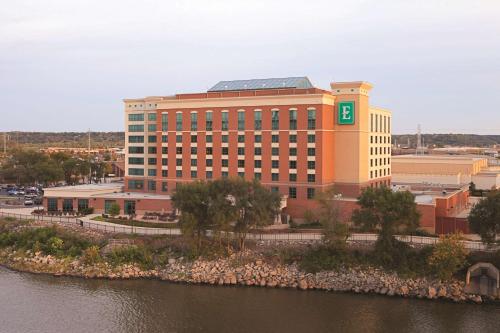 Embassy Suites East Peoria Hotel and Riverfront Conference Center in Peoria, USA