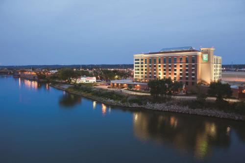Embassy Suites East Peoria Hotel and Riverfront Conference Center in Peoria, USA
