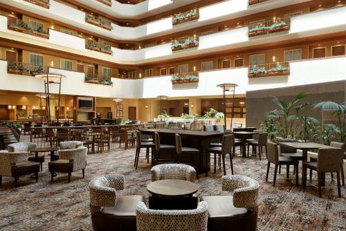 Embassy Suites East Peoria Hotel and Riverfront Conference Center in Peoria, USA