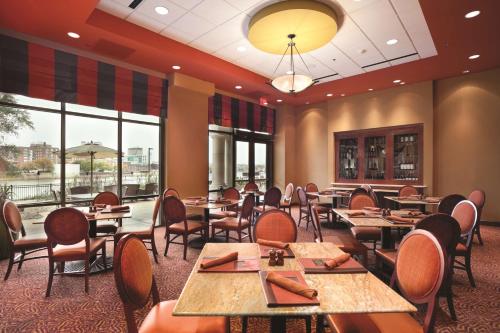 Embassy Suites East Peoria Hotel and Riverfront Conference Center - image 11