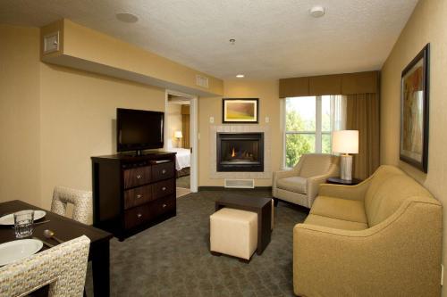 One-Bedroom King Suite with Fireplace - Non-Smoking 