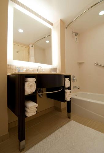 DoubleTree by Hilton Sterling - Dulles Airport Room Type - King Room with Accessible Tub - Mobility and Hearing Access/Non-Smoking