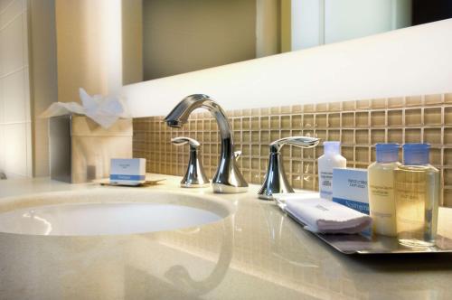 DoubleTree by Hilton Sterling - Dulles Airport Room Type - Queen Room with Two Queen Beds - Non-Smoking