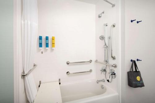 King Room with Tub - Hearing Accessible  image 5