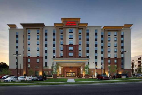 Hampton Inn & Suites Falls Church - image 9