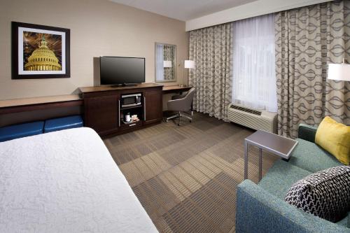 Hampton Inn & Suites by Hilton Falls Church in ฟอลส์ เชิร์ช (VA)