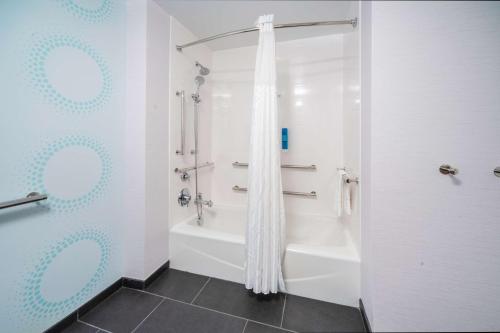 Queen Room with Two Queen Beds - Mobility Access image 1