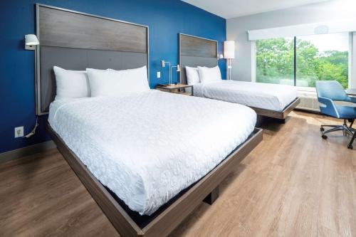 Queen Room with Two Queen Beds image 3
