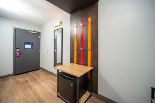 Queen Room with Two Queen Beds - Mobility Access image 4