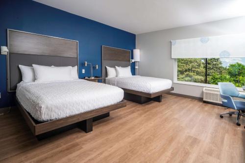 Queen Room with Two Queen Beds - Mobility Access image 3