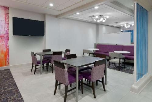 Hampton Inn & Suites Buffalo/Downtown - image 6