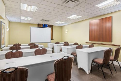 Hampton Inn Danbury - image 11