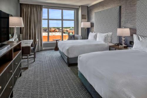 2 queen beds