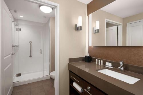 King Suite with Accessible Tub - Mobility and Hearing Access/Non-Smoking