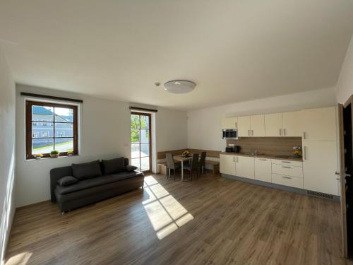2 bedrooms, 5 beds