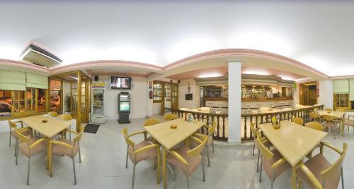 餐廳, 阿德林諾旅館 (Hostal Adelino) in 桑坦托尼德波爾特馬尼
