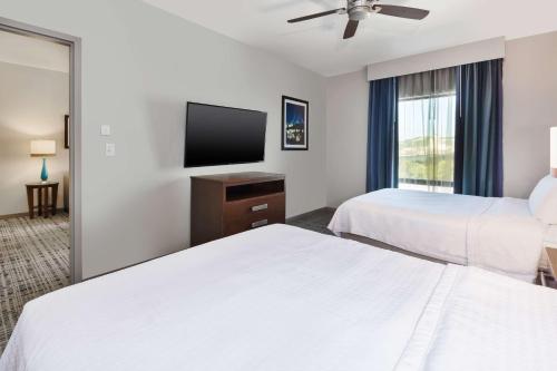 2 queen beds, 1 sofa bed