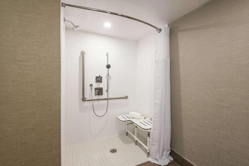 King Room with Roll-In Shower - Mobility/Hearing Accessible image 5