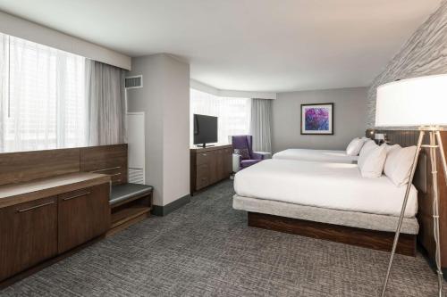 Deluxe Queen Room with Two Queen Beds - Non-Smoking image 4