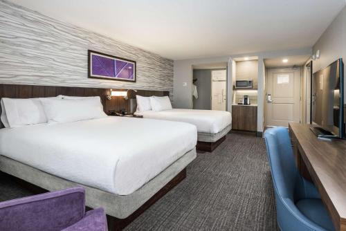 Queen Room with Two Queen Beds image 2