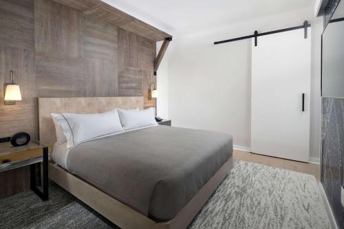 One-Bedroom King Suite with Roll-in Shower - Mobility Accessible