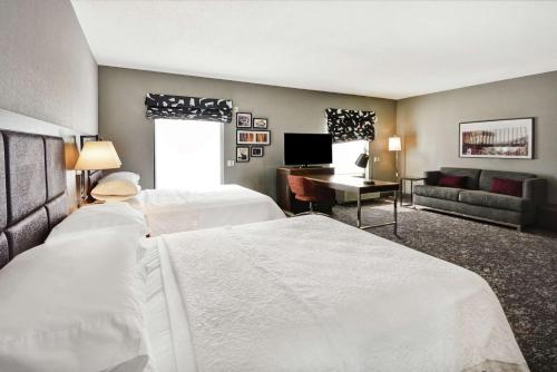 Queen Room with Two Queen Beds and Tub - Hearing Accessible/Non-Smoking