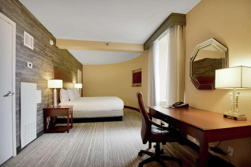 DoubleTree Suites by Hilton Houston by the Galleria Room Type - King Room with Roll-In Shower - Mobility Access