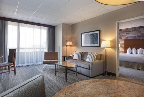 King Suite with Balcony & Kitchen - Non-Smoking image 2