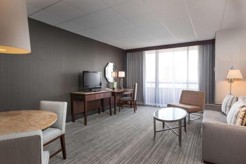 DoubleTree by Hilton Hotel & Suites Houston by the Galleria - image 12