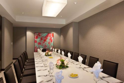 DoubleTree by Hilton Hotel & Suites Houston by the Galleria - image 7