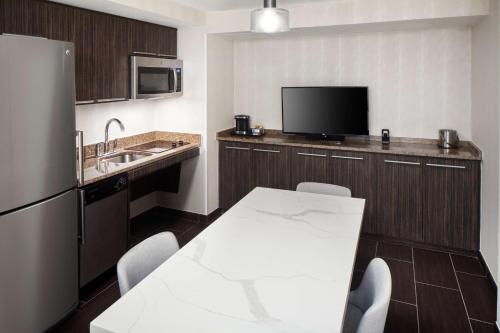 One-Bedroom Suite with Two Queen Beds and Kitchenette