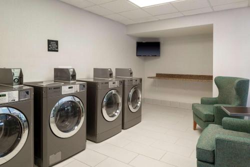 Hampton Inn East Lansing - image 6