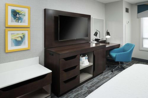 1 king bed, 1 sofa bed