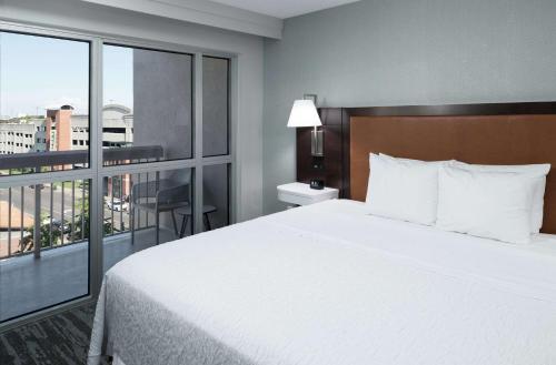 Hampton Inn By Hilton And Suites Memphis-Beale Street