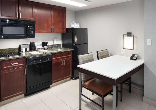 Hampton Inn & Suites Memphis-Beale Street - image 12