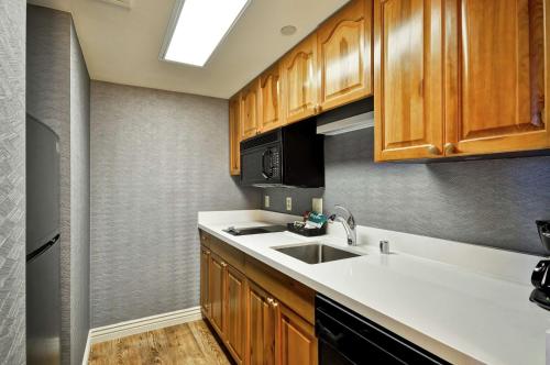 Kitchen, Homewood Suites by Hilton Phoenix - Biltmore in Camelback Corridor
