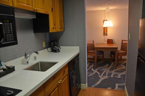 Kitchen, Homewood Suites by Hilton Phoenix - Biltmore in Camelback Corridor