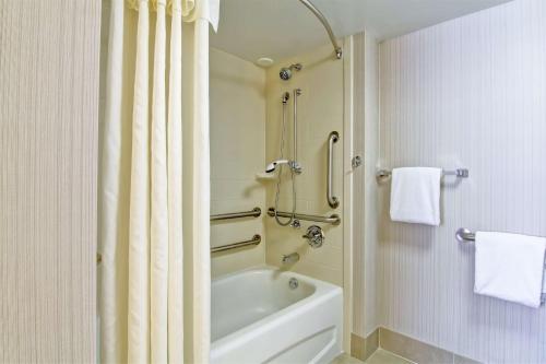 King Suite - Mobility Access/Non-Smoking image 4