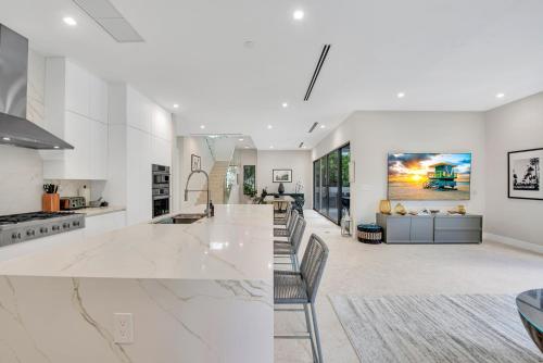 ห้องครัว, Villa in Coral Gables with Pool Jacuzzi Game Room near ป่าเวทมนต์ของซานต้า