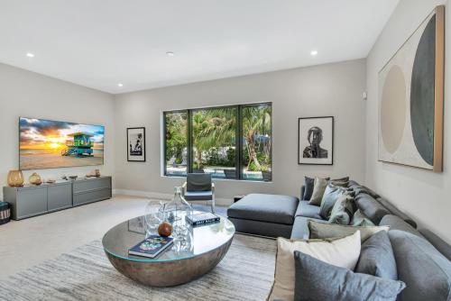 Villa in Coral Gables with Pool Jacuzzi Game Room in Miami, USA