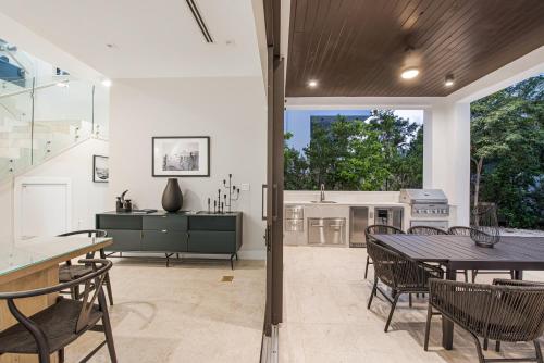 บริการและสิ่งอำนวยความสะดวก, Villa in Coral Gables with Pool Jacuzzi Game Room near ป่าเวทมนต์ของซานต้า