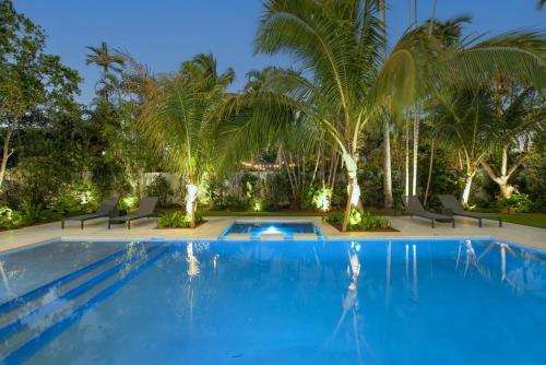 Villa in Coral Gables with Pool Jacuzzi Game Room in Miami, USA