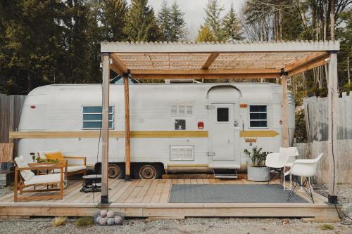 Dreamy Airstream Hideaway with Hot Tub