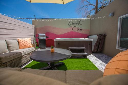 East Downtown Desert Chic Casita-Hot Tub-Pet Friendly-No Pet Fees!